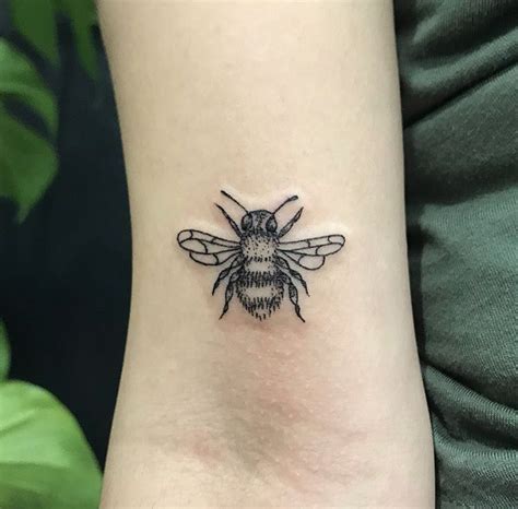 honeybee tattoo|minimalist honey bee tattoo.